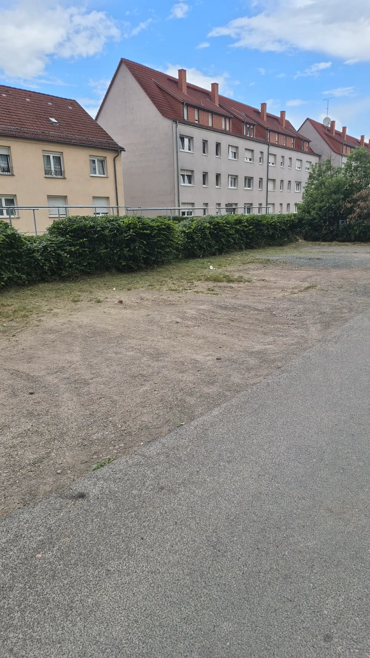 Gebäude und gepflegtes Außenumfeld